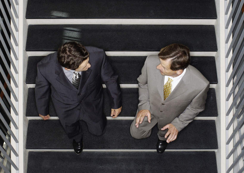 西方人,头发,两个人,伙伴,朋友,商务人士,商务男性,栏杆,站,走,说,横图,俯视,室内,白天,衬衫,讨论,友谊,楼梯,欧洲,欧洲人,阴影,套装,光线,瓷砖,地砖,扶手,影子,阶梯,地面,注视,护栏,相视,台阶,黄色,阳光,首饰,观察,看,站着,面对面,观看,对视,察看,关注,相对,商务装,工薪阶层,相看,交流,友情,男人,男性,年轻男性,白种人,白领,上班族,步行,沟通,讲话,交谈,散步,商讨,说话,谈话,站立,走路,彩图,高角度拍摄,全身,衬衣