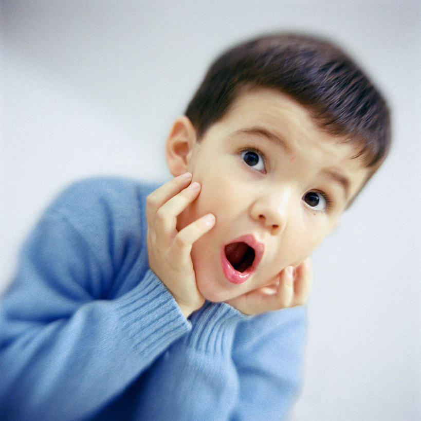 西方人,儿童,脸,头,脸颊,头发,一个人,摸,方图,俯视,室内,特写,白天,白色背景,毛衣,纯洁,欧洲,欧洲人,仅一个男性,仅一个人,撑,抚摸,惊讶,托腮,注视,小孩,蓝色,黑色,观察,看,托,张嘴,仅一个小孩,可爱,童年,童趣,摄影,影棚,观看,察看,关注,托下巴,张大嘴巴,童真,烂漫,无邪,天真,男孩,男人,男性,白种人,孩子,头部,脸部,脸蛋,面部,张开嘴,触摸,接触,半身,彩图,高角度拍摄,影棚拍摄,绒衣,套衫,套头毛衣,线衣,拍摄,男生