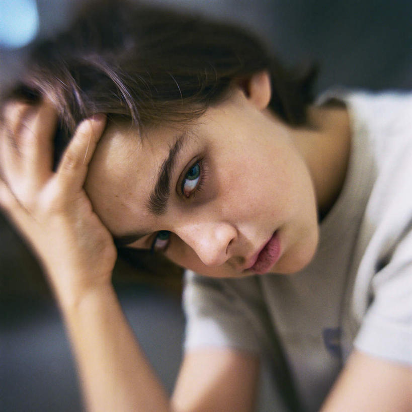 西方人,脸,头,脸颊,头发,一个人,坐,笑,摸,微笑,方图,室内,特写,白天,正面,欧洲,欧洲人,仅一个年轻女性,仅一个女性,仅一个人,撑,抚摸,阴影,朦胧,模糊,光线,影子,注视,休闲装,黑色,灰色,阳光,观察,看,转头,休闲,休闲服,观看,察看,撑着,关注,年轻女性,女人,女性,白种人,头部,脸部,脸蛋,面部,触摸,接触,坐着,半身,彩图