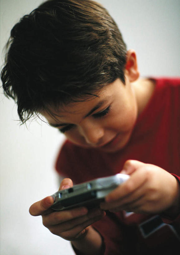 西方人,儿童,头发,一个人,摸,竖图,室内,特写,白天,正面,游戏,纯洁,欧洲,欧洲人,仅一个男性,仅一个人,抚摸,敲打,握,阴影,朦胧,模糊,光线,影子,拿,玩,拿着,注视,休闲装,娱乐,输入,一个,小孩,黄色,红色,阳光,打字,低头,观察,看,仅一个小孩,休闲,休闲服,可爱,童年,童趣,握着,游戏机,单个,观看,活动,点击,敲击,察看,发泄,关注,消遣,智力,童真,烂漫,无邪,宣泄,天真,按键,男孩,男人,男性,白种人,孩子,触摸,接触,玩耍,嬉戏,半身,彩图,男生