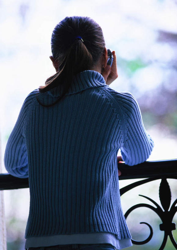 西方人,儿童,头发,一个人,栏杆,站,摸,竖图,室内,白天,毛衣,纯洁,欧洲,欧洲人,仅一个女性,仅一个人,撑,抚摸,朦胧,模糊,围栏,托腮,注视,护栏,小孩,背面,黄色,蓝色,观察,看,托,站着,仅一个小孩,可爱,童年,童趣,观看,察看,撑着,关注,托下巴,童真,烂漫,无邪,天真,女孩,女人,女性,白种人,孩子,触摸,接触,站立,半身,彩图,绒衣,套衫,套头毛衣,线衣,女生