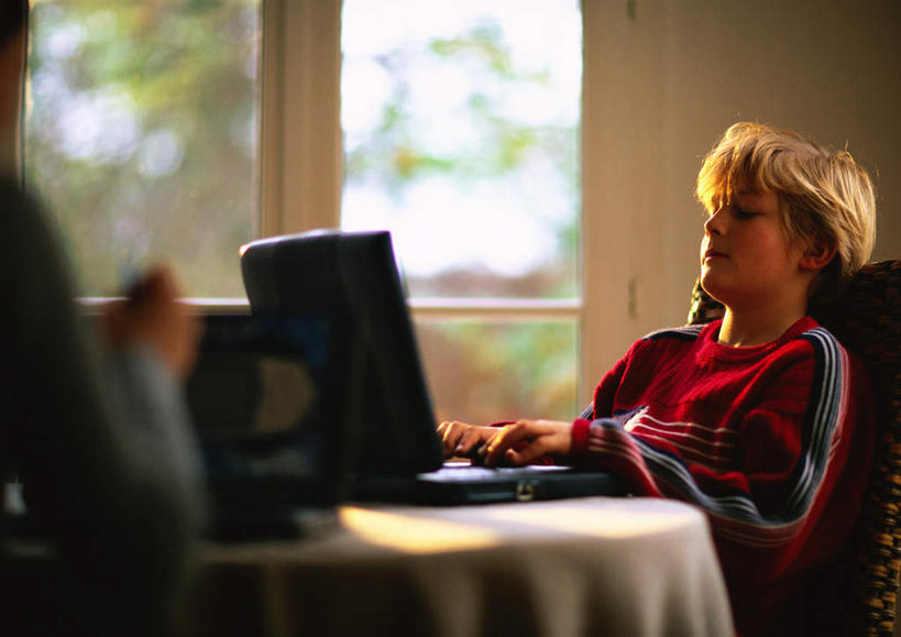 西方人,儿童,背部,头发,家庭,父亲,儿子,客厅,坐,笑,摸,微笑,露齿笑,横图,室内,白天,正面,纯洁,电脑,笔记本电脑,植物,窗户,桌子,欧洲,欧洲人,抚摸,敲打,阴影,朦胧,模糊,光线,网络,影子,办公桌,墙,注视,休闲装,输入,通讯设备,玻璃窗,墙壁,墙面,树,树木,小孩,黄色,红色,绿色,阳光,自然,打字,观察,看,靠,靠着,倚靠,休闲,温暖,温馨,父子,一家人,休闲服,父爱,可爱,童年,童趣,生长,成长,观看,点击,敲击,和睦,察看,无线,起居室,倚着,关注,通信设备,无线网络,无线上网,便携式电脑,童真,烂漫,无邪,天真,按键,手提电脑,男孩,男人,男性,年轻男性,白种人,孩子,年轻人,触摸,接触,坐着,半身,彩图,融洽,男生