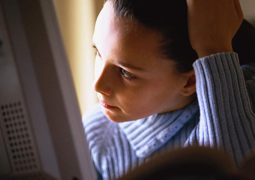 西方人,儿童,脸,头,脸颊,头发,一个人,坐,举,笑,摸,微笑,露齿笑,横图,室内,特写,白天,正面,毛衣,纯洁,电脑,显示器,鼠标,键盘,欧洲,欧洲人,仅一个女性,仅一个人,抚摸,握,阴影,朦胧,模糊,光线,网络,影子,拿,拿着,注视,输入设备,通讯设备,小孩,黄色,蓝色,阳光,观察,看,托,仅一个小孩,台式电脑,可爱,童年,童趣,握着,观看,一台,察看,关注,通信设备,童真,输出设备,烂漫,无邪,天真,女孩,女人,女性,白种人,孩子,头部,脸部,脸蛋,面部,触摸,接触,举起,举手,举着,向上举,向上伸,向上托,坐着,半身,彩图,绒衣,套衫,套头毛衣,线衣,女生