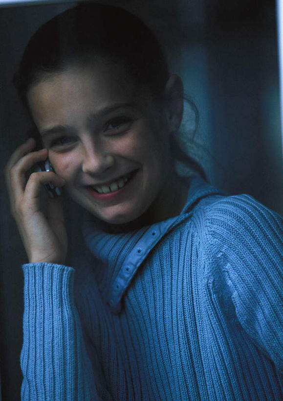 西方人,脸,头,脸颊,头发,一个人,站,举,笑,打电话,微笑,露齿笑,竖图,室内,特写,白天,正面,毛衣,纯洁,电话,手机,欧洲,欧洲人,仅一个年轻女性,仅一个女性,仅一个人,握,朦胧,模糊,拿,听,拿着,注视,通讯设备,黄色,蓝色,观察,看,托,站着,可爱,童年,童趣,握着,观看,察看,关注,童真,烂漫,无邪,交流,天真,年轻女性,女人,女性,白种人,头部,脸部,脸蛋,面部,沟通,举起,举手,举着,通话,向上举,向上伸,向上托,站立,半身,彩图,绒衣,套衫,套头毛衣,线衣