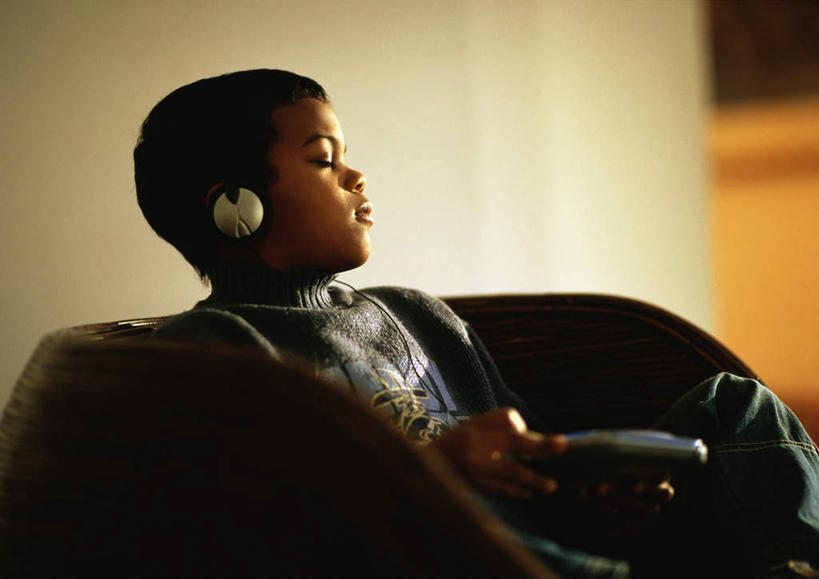 西方人,儿童,头发,一个人,客厅,坐,闭眼,笑,微笑,横图,室内,白天,侧面,快乐,满意,幸福,纯洁,数据,沙发,椅子,欧洲,非洲,黑人,欧洲人,仅一个男性,仅一个人,阴影,朦胧,模糊,光线,信息,光盘,影子,墙,光碟,音响,音乐,休闲装,娱乐,存储介质,墙壁,墙面,小孩,黑色,阳光,耳机,靠,靠着,倚靠,仅一个小孩,享受,休闲,休闲服,放松,可爱,童年,童趣,碟片,存储,起居室,舒适,享乐,倚着,布艺沙发,童真,烂漫,无邪,球椅,太空椅,鸡蛋椅,天真,男孩,男人,男性,非洲人,孩子,闭眼睛,闭着眼,闭着眼睛,坐着,半身,彩图,男生