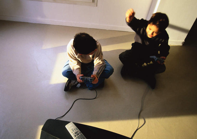 西方人,儿童,头发,两个人,伙伴,朋友,客厅,坐,举,笑,摸,盘腿,微笑,露齿笑,横图,俯视,室内,白天,游戏,友谊,纯洁,地板,电视,欧洲,欧洲人,抚摸,阴影,光线,影子,墙,地面,玩,注视,休闲装,娱乐,木地板,墙壁,墙面,小孩,黄色,黑色,阳光,观察,看,托,休闲,休闲服,可爱,童年,童趣,游戏机,观看,活动,一台,察看,起居室,发泄,关注,消遣,智力,童真,烂漫,无邪,宣泄,天真,友情,男孩,男人,男性,白种人,电视机,触摸,接触,举起,举手,举着,盘腿而坐,盘膝,盘着腿的,盘着腿坐,双腿交叉,玩耍,嬉戏,向上举,向上伸,向上托,坐着,彩图,高角度拍摄,全身,男生