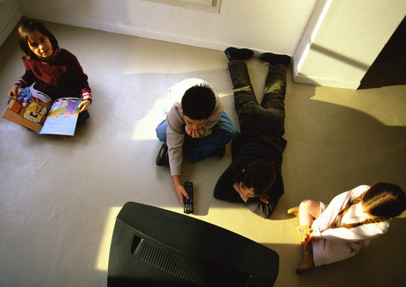 西方人,儿童,头发,四个人,伙伴,朋友,客厅,坐,举,笑,摸,盘腿,微笑,露齿笑,横图,俯视,室内,白天,游戏,友谊,纯洁,地板,电视,书籍,欧洲,欧洲人,一本,抚摸,阴影,光线,影子,墙,地面,玩,注视,休闲装,娱乐,木地板,墙壁,墙面,一个,小孩,黄色,黑色,阳光,遥控器,观察,看,趴着,托,休闲,休闲服,可爱,童年,童趣,单个,观看,活动,一台,察看,起居室,发泄,关注,消遣,智力,童真,烂漫,无邪,宣泄,天真,友情,男孩,男人,男性,女孩,女人,女性,白种人,电视机,书,图书,触摸,接触,举起,举手,举着,趴,盘腿而坐,盘膝,盘着腿的,盘着腿坐,双腿交叉,玩耍,嬉戏,向上举,向上伸,向上托,坐着,彩图,高角度拍摄,全身,男生,女生