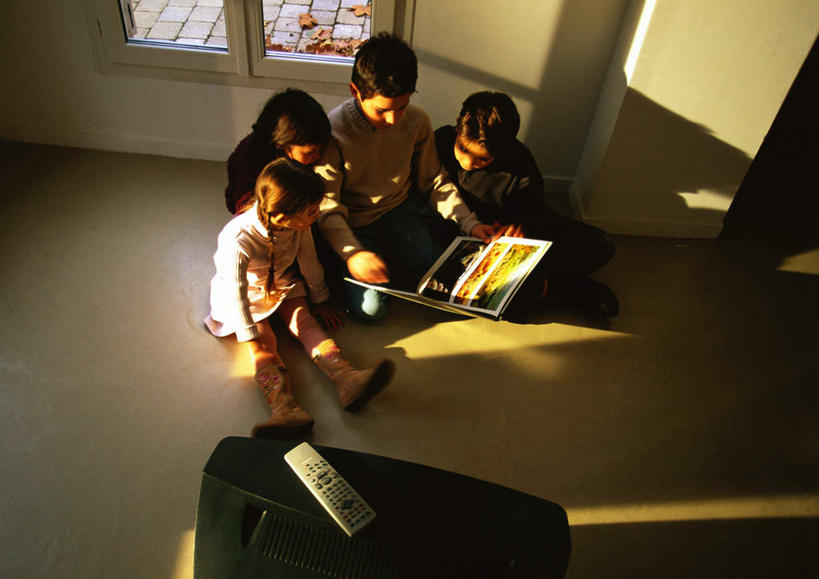 西方人,儿童,头发,四个人,伙伴,朋友,客厅,坐,笑,摸,盘腿,微笑,露齿笑,横图,俯视,室内,白天,友谊,纯洁,窗户,地板,电视,书籍,欧洲,欧洲人,一本,一排,抚摸,阴影,整齐,光线,影子,墙,地面,注视,休闲装,木地板,玻璃窗,墙壁,墙面,排列,一个,小孩,黄色,白色,黑色,阳光,遥控器,低头,观察,看,休闲,休闲服,可爱,童年,童趣,单个,观看,翻阅,一台,察看,起居室,队列,关注,童真,烂漫,无邪,天真,友情,男孩,男人,男性,女孩,女人,女性,白种人,电视机,书,图书,触摸,接触,盘腿而坐,盘膝,盘着腿的,盘着腿坐,双腿交叉,坐着,彩图,高角度拍摄,全身,男生,女生