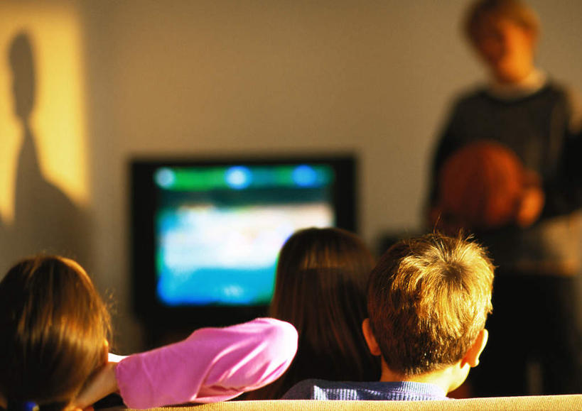 西方人,儿童,背部,头发,四个人,伙伴,朋友,客厅,站,坐,捧,横图,室内,特写,白天,正面,友谊,纯洁,成功,合作,团队,集体,信心,篮球,电视,欧洲,欧洲人,一排,阴影,朦胧,模糊,整齐,光线,影子,篮球装备,注视,休闲装,运动器械,队伍,排列,一个,小孩,粉色,黄色,阳光,观察,看,靠,靠着,倚靠,站着,休闲,休闲服,健身器械,可爱,童年,童趣,单个,观看,一台,察看,双手抱头,起居室,倚着,成就,队列,关注,健身器材,合伙,篮球运动,童真,烂漫,无邪,天真,友情,男孩,男人,男性,女孩,女人,女性,白种人,电视机,端,端着,捧着,手捧,站立,坐着,半身,彩图,运动器材,男生,女生