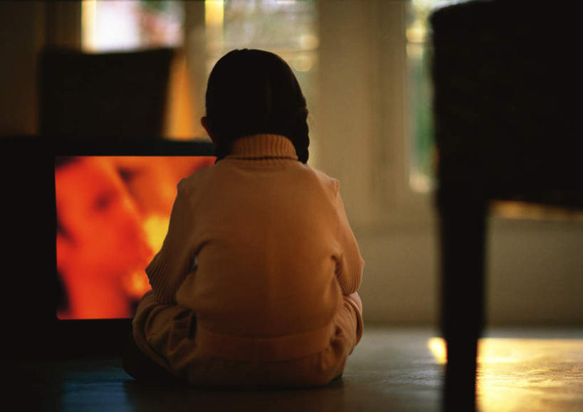 西方人,儿童,头发,一个人,客厅,坐,盘腿,横图,室内,白天,植物,窗户,地板,电视,欧洲,欧洲人,仅一个女性,仅一个人,阴影,朦胧,模糊,光线,影子,地面,注视,休闲装,木地板,玻璃窗,树,树木,小孩,背面,黄色,绿色,白色,阳光,自然,观察,看,仅一个小孩,休闲,休闲服,生长,成长,观看,一台,察看,起居室,关注,女孩,女人,女性,白种人,孩子,电视机,盘腿而坐,盘膝,盘着腿的,盘着腿坐,双腿交叉,坐着,彩图,全身,女生