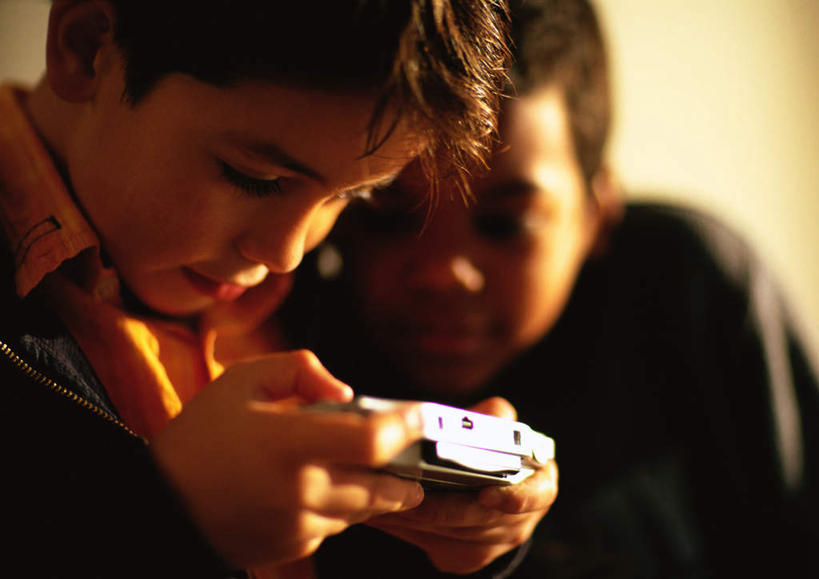 西方人,儿童,头发,两个人,伙伴,朋友,坐,笑,微笑,露齿笑,横图,室内,白天,正面,游戏,友谊,纯洁,欧洲,黑人,欧洲人,敲打,握,阴影,朦胧,模糊,光线,影子,墙,拿,玩,拿着,注视,休闲装,娱乐,输入,墙壁,墙面,一个,小孩,黄色,白色,黑色,阳光,打字,低头,观察,看,休闲,休闲服,可爱,童年,童趣,握着,游戏机,单个,观看,活动,点击,敲击,察看,发泄,关注,消遣,智力,童真,烂漫,无邪,宣泄,天真,友情,按键,男孩,男人,男性,白种人,玩耍,嬉戏,坐着,半身,彩图,男生