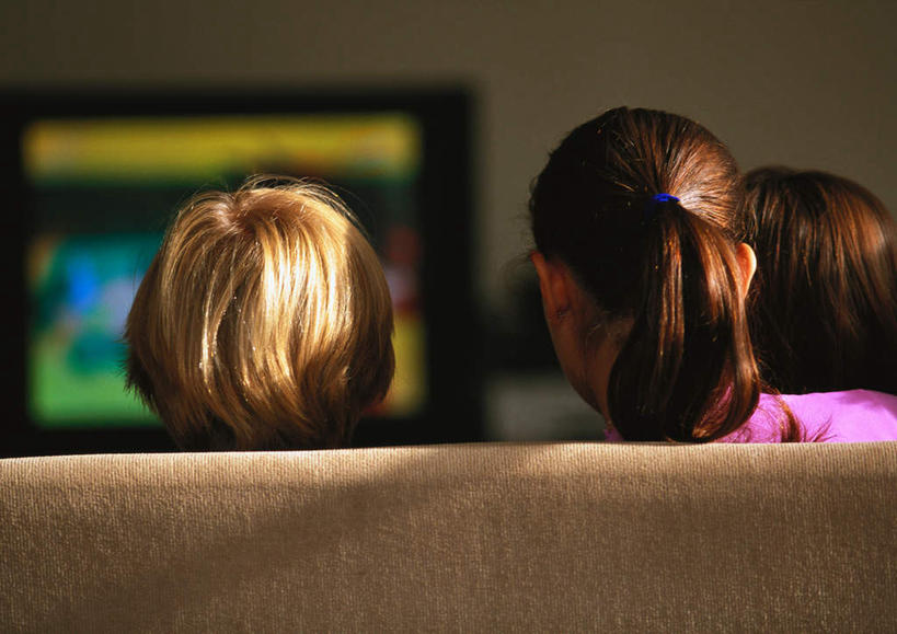 西方人,儿童,头发,三个人,伙伴,朋友,客厅,坐,横图,室内,白天,毛衣,友谊,纯洁,成功,合作,团队,集体,信心,电视,欧洲,欧洲人,一排,阴影,朦胧,模糊,整齐,光线,影子,墙,褐色,注视,队伍,墙壁,墙面,排列,小孩,背面,粉色,黄色,阳光,观察,看,靠,靠着,倚靠,可爱,童年,童趣,观看,一台,察看,起居室,倚着,成就,队列,关注,合伙,童真,烂漫,无邪,天真,友情,男孩,男人,男性,女孩,女人,女性,白种人,电视机,坐着,半身,彩图,绒衣,套衫,套头毛衣,线衣,男生,女生