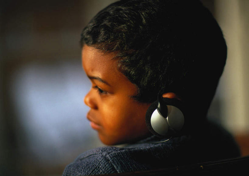西方人,儿童,脸,头,脸颊,头发,一个人,客厅,坐,笑,微笑,横图,室内,特写,白天,快乐,满意,幸福,纯洁,欧洲,非洲,黑人,欧洲人,仅一个男性,仅一个人,朦胧,模糊,音响,音乐,注视,休闲装,娱乐,小孩,背面,蓝色,黑色,耳机,观察,看,靠,靠着,倚靠,转头,仅一个小孩,享受,休闲,休闲服,放松,可爱,童年,童趣,观看,察看,起居室,舒适,享乐,倚着,关注,童真,无邪,天真,男孩,男人,男性,非洲人,孩子,头部,脸部,脸蛋,面部,坐着,半身,彩图,男生