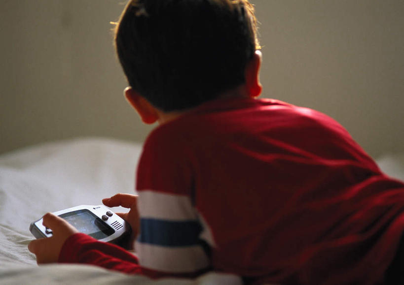 西方人,儿童,头发,一个人,横图,室内,白天,游戏,纯洁,床,卧室,欧洲,欧洲人,仅一个男性,仅一个人,敲打,握,阴影,光线,影子,床单,拿,玩,拿着,注视,休闲装,娱乐,输入,被子,一个,小孩,背面,黄色,红色,阳光,打字,观察,看,趴着,转头,仅一个小孩,休闲,休闲服,可爱,童年,童趣,握着,单人床,游戏机,单个,观看,活动,点击,敲击,察看,被单,发泄,关注,消遣,智力,童真,烂漫,无邪,宣泄,天真,按键,男孩,男人,男性,白种人,孩子,趴,玩耍,嬉戏,半身,彩图,睡房,卧房,男生