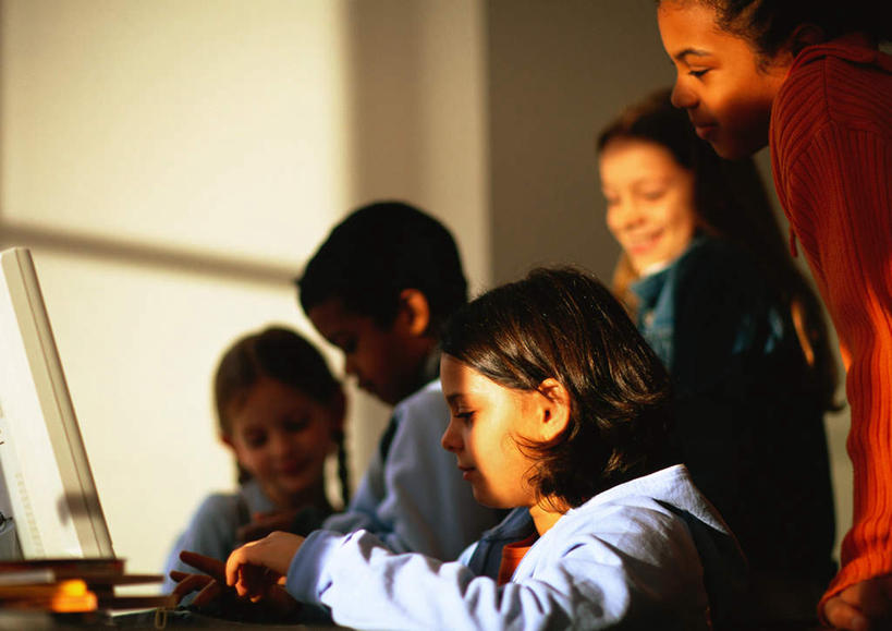 西方人,儿童,头发,伙伴,朋友,坐,笑,摸,微笑,露齿笑,横图,室内,白天,侧面,友谊,纯洁,成功,合作,团队,集体,信心,电脑,笔记本电脑,欧洲,黑人,欧洲人,撑,抚摸,敲打,网络,墙,许多人,注视,休闲装,输入,通讯设备,队伍,墙壁,墙面,小孩,黄色,红色,蓝色,打字,观察,看,一群人,休闲,休闲服,可爱,童年,童趣,观看,点击,一台,敲击,察看,无线,撑着,成就,关注,通信设备,无线网络,合伙,无线上网,便携式电脑,童真,烂漫,无邪,天真,友情,按键,手提电脑,男孩,男人,男性,女孩,女人,女性,白种人,触摸,接触,坐着,半身,彩图,男生,女生