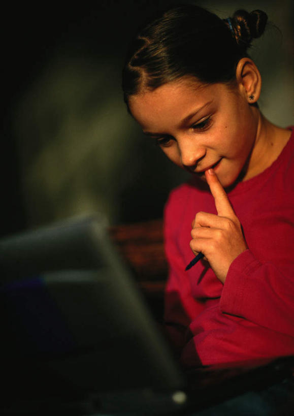 西方人,儿童,头发,一个人,坐,举,笑,摸,微笑,露齿笑,竖图,室内,白天,正面,电脑,笔记本电脑,欧洲,非洲,黑人,欧洲人,仅一个女性,仅一个人,抚摸,敲打,咬,朦胧,模糊,网络,注视,休闲装,输入,通讯设备,小孩,红色,黑色,打字,低头,观察,看,靠,靠着,托,倚靠,仅一个小孩,休闲,休闲服,观看,点击,一台,敲击,咬着,察看,无线,倚着,关注,通信设备,无线网络,无线上网,便携式电脑,按键,手提电脑,女孩,女人,女性,非洲人,孩子,触摸,接触,举起,举手,举着,向上举,向上伸,向上托,坐着,半身,彩图,女生