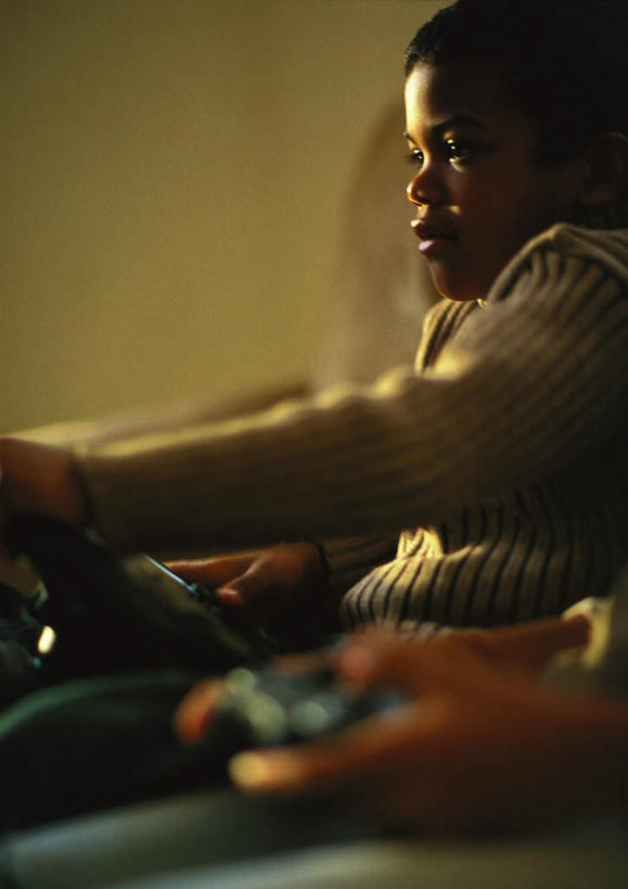 西方人,儿童,头发,两个人,伙伴,朋友,坐,笑,微笑,露齿笑,竖图,室内,白天,侧面,毛衣,游戏,友谊,纯洁,欧洲,非洲,黑人,欧洲人,敲打,握,阴影,光线,影子,墙,拿,玩,拿着,娱乐,输入,墙壁,墙面,两个,小孩,白色,黑色,阳光,打字,靠,靠着,倚靠,休闲,可爱,童年,童趣,握着,游戏机,活动,点击,敲击,倚着,发泄,消遣,智力,童真,烂漫,无邪,宣泄,天真,友情,按键,男孩,男人,男性,非洲人,玩耍,嬉戏,坐着,半身,彩图,绒衣,套衫,套头毛衣,线衣,男生