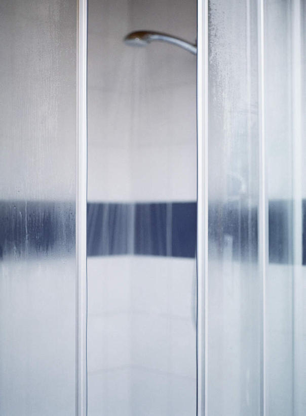 无人,家,竖图,室内,白天,正面,水,窗户,家具,落地窗,卫生间,洗手间,浴室,装修,建筑,一排,许多,飞溅,整齐,装饰,溅,瓷砖,地砖,方格,水龙头,液体,房屋,屋子,水滴,公寓,地面,古典,建设,装潢,洋房,楼房,玻璃窗,住宅,水珠,排列,一个,蓝色,室内装潢,中式,单个,明亮,舒适,家居装潢,队列,喷洒,房屋设计,室内设计,宽敞,样板房装潢,设计,厕所,淋浴房,彩图,冲凉房,房子,沐浴间,沐浴室