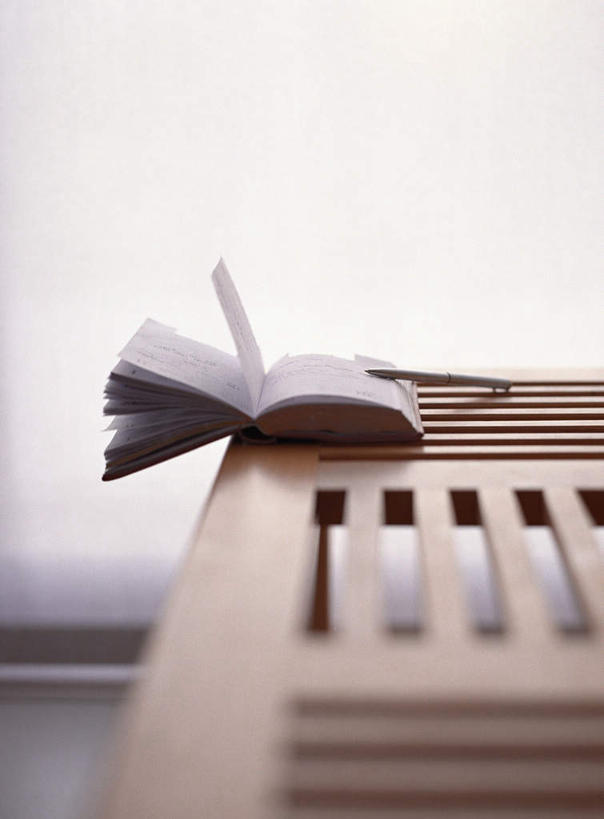 无人,竖图,室内,特写,白天,正面,窗户,落地窗,桌面,静物,书籍,一本,一排,许多,阴影,条纹,朦胧,模糊,整齐,光线,笔,木头,影子,办公用品,玻璃窗,文具,排列,阳光,学习用品,打开,文具用品,一支,开启,队列,书,图书,彩图