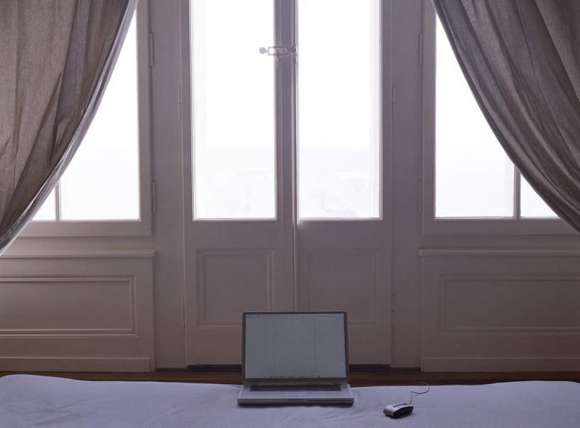 无人,打电话,横图,室内,白天,正面,电脑,笔记本电脑,窗户,窗帘,床,地板,落地窗,卧室,静物,电话,手机,网络,床单,地面,通讯设备,被子,木地板,玻璃窗,一个,单人床,单个,一台,无线,被单,通信设备,无线网络,无线上网,便携式电脑,交流,手提电脑,沟通,通话,彩图,睡房,卧房