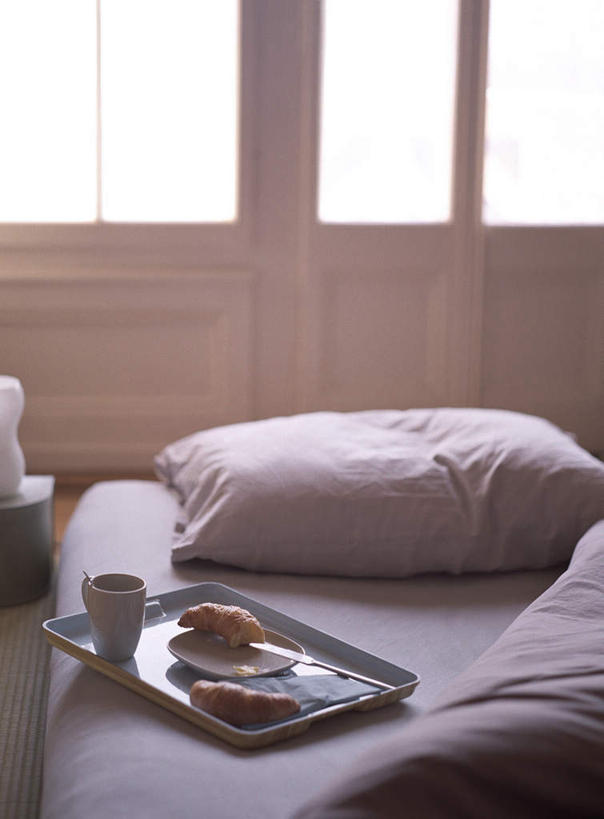 点心,面包,无人,竖图,俯视,室内,白天,窗户,床,地板,靠垫,筷子,落地窗,卧室,静物,杯子,餐具,阴影,光线,瓷器,碟子,盘,影子,食品,面点,床单,咖啡杯,靠枕,陶瓷制品,地面,被子,木地板,玻璃窗,食物,糕点,一个,阳光,盘子,垫子,碟,枕头,单人床,单个,被单,瓷杯,彩图,高角度拍摄,睡房,卧房