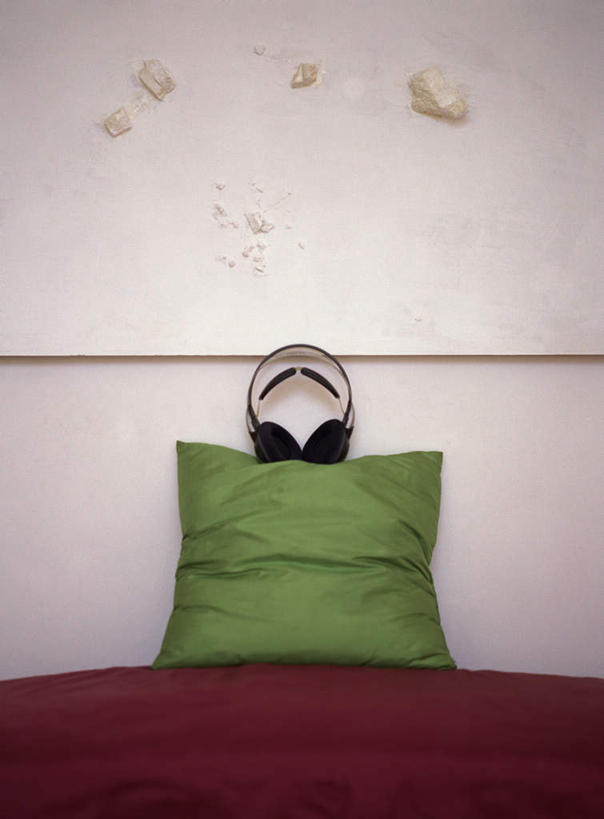 无人,竖图,室内,特写,白天,正面,快乐,满意,幸福,床,靠垫,卧室,静物,墙,床单,靠枕,音响,音乐,娱乐,被子,墙壁,墙面,一个,红色,绿色,耳机,垫子,枕头,享受,休闲,放松,单人床,单个,舒适,被单,享乐,彩图,睡房,卧房