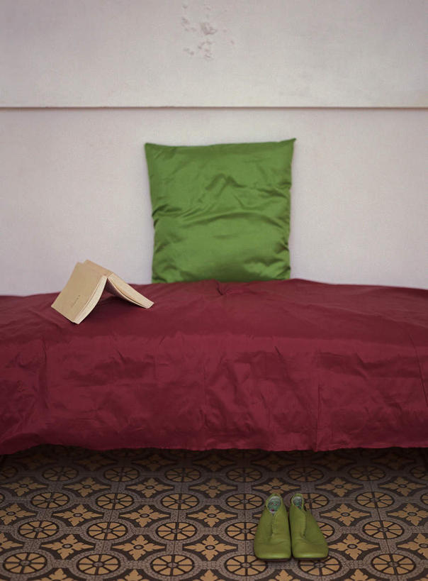 无人,竖图,室内,白天,正面,床,靠垫,卧室,静物,书籍,鞋子,一本,一排,一双,许多,花纹,整齐,瓷砖,地砖,墙,床单,靠枕,地面,被子,墙壁,墙面,排列,一个,红色,绿色,垫子,枕头,单人床,单个,被单,队列,书,图书,彩图,睡房,卧房