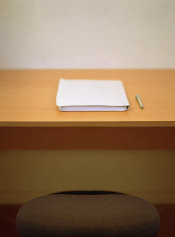 无人,竖图,室内,白天,正面,书房,桌面,桌子,静物,书籍,椅子,一把,一本,阴影,光线,笔,影子,墙,办公用品,书桌,墙壁,墙面,文具,黄色,阳光,课桌,学习用品,文具用品,一支,书,图书,彩图