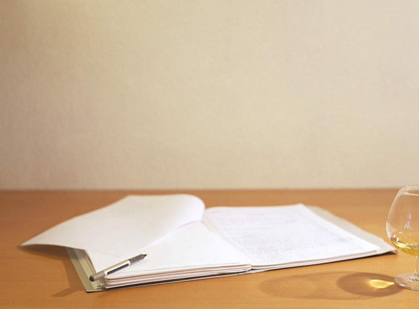 无人,横图,室内,白天,正面,书房,桌子,静物,杯子,阴影,光线,笔,影子,墙,办公用品,记事本,书桌,墙壁,墙面,玻璃制品,文具,一个,黄色,阳光,本子,笔记本,课桌,水杯,学习用品,打开,单个,文具用品,一支,开启,玻璃杯,彩图