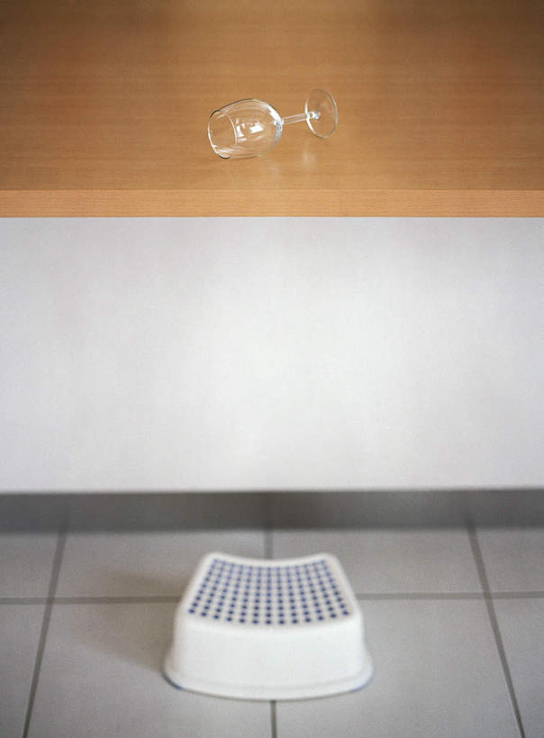 无人,竖图,俯视,室内,白天,地板,静物,杯子,一排,许多,整齐,透明,瓷砖,地砖,方格,高脚杯,凳子,红酒杯,地面,木地板,玻璃制品,排列,一个,白色,酒杯,单个,圆孔,队列,玻璃杯,彩图,高角度拍摄