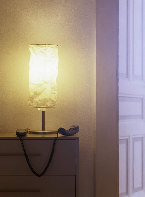 无人,打电话,竖图,室内,白天,正面,窗户,柜子,落地窗,门,台灯,卧室,静物,电话,照明,墙,灯光,通讯设备,玻璃窗,墙壁,墙面,灯,一个,话筒,灯具,门框,衣橱,电话线,单个,照亮,照明设备,更衣橱,交流,电话机,沟通,通话,彩图,睡房,卧房