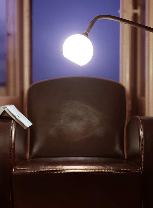 无人,竖图,室内,夜晚,正面,窗户,沙发,书房,台灯,书籍,照明,一本,墙,灯光,玻璃窗,墙壁,墙面,灯,蓝色,黑色,蓝天,天空,灯具,天,打开,照亮,开启,照明设备,布艺沙发,书,图书,彩图