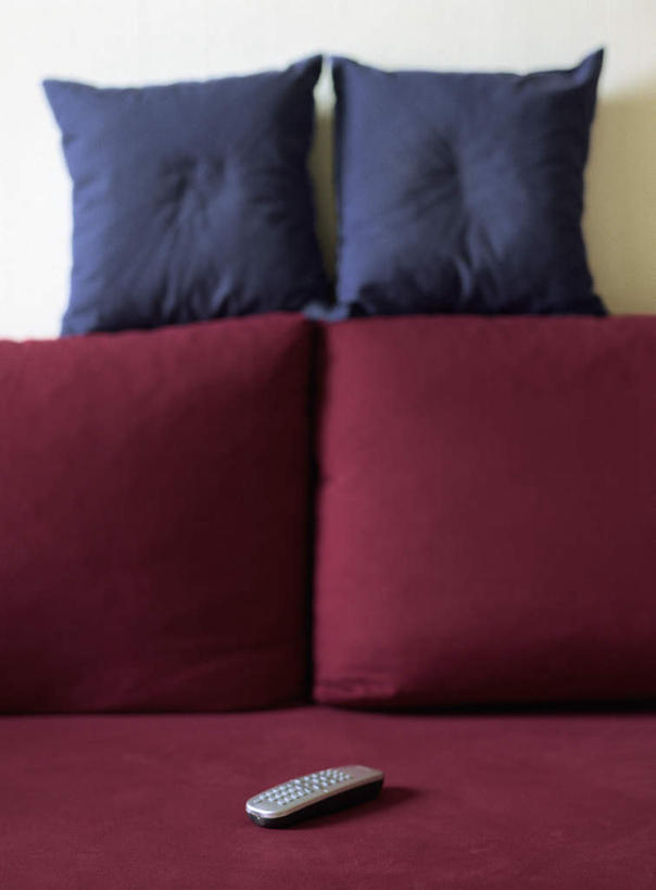 无人,竖图,室内,特写,白天,白色背景,正面,靠垫,沙发,静物,阴影,光线,影子,墙,靠枕,墙壁,墙面,两个,一个,红色,蓝色,白色,阳光,垫子,遥控器,枕头,摄影,影棚,单个,布艺沙发,彩图,影棚拍摄,拍摄