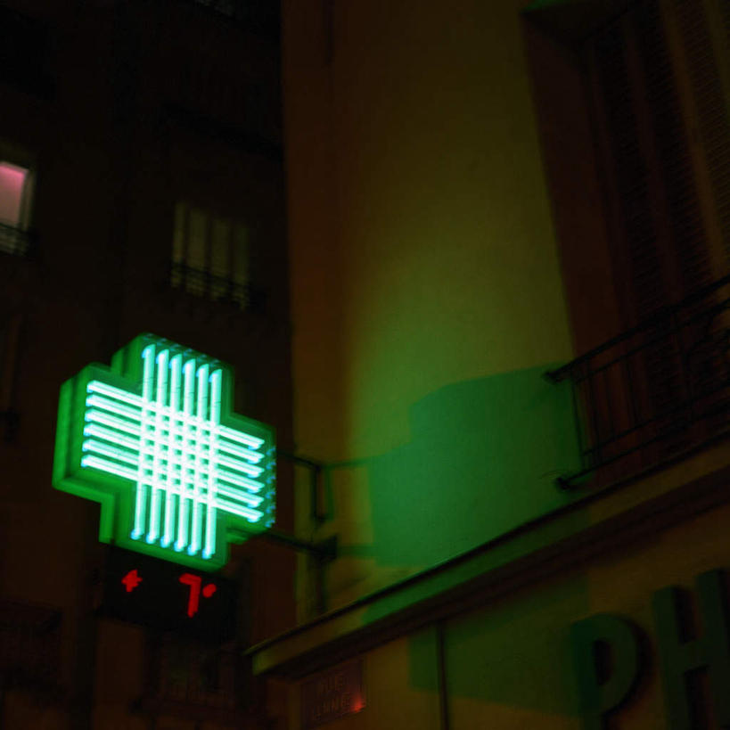 无人,医院,方图,室外,夜晚,仰视,道路,建筑,路,指示牌,一排,许多,条纹,整齐,标志,文字,小路,交通,标识,建设,排列,绿色,耀眼,明亮,队列,医疗机构,彩图,低角度拍摄,病院,诊所