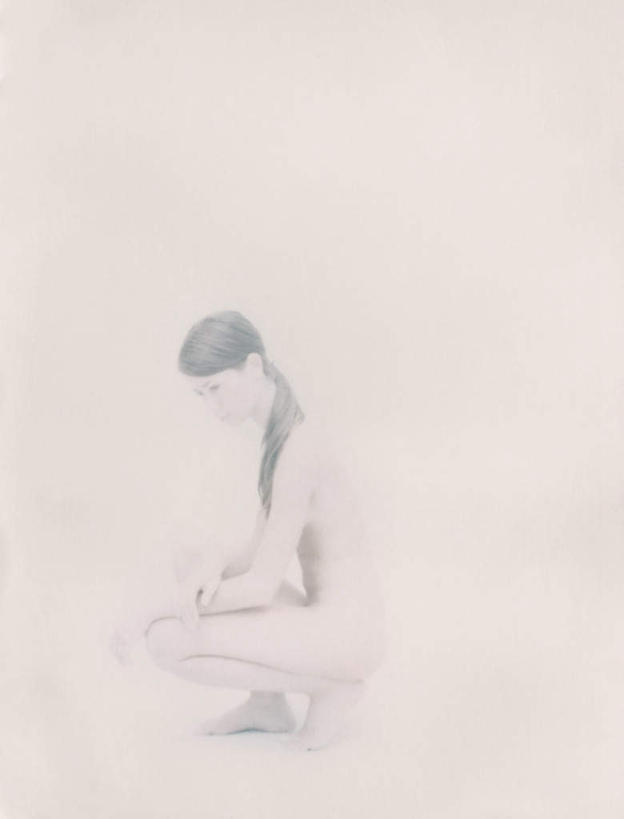 西方人,头发,一个人,蹲,笑,摸,微笑,露齿笑,竖图,室内,白天,白色背景,侧面,欧洲,欧洲人,仅一个年轻女性,仅一个女性,仅一个人,抚摸,注视,裸露,黄色,低头,观察,看,遮,遮掩,摄影,影棚,赤裸,观看,察看,掩盖,遮挡,关注,裸,特效,遮盖,掩饰,年轻女性,女人,女性,白种人,触摸,蹲着,接触,彩图,全身,影棚拍摄,拍摄