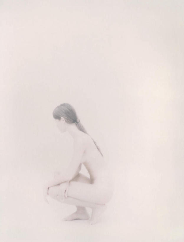 西方人,头发,一个人,蹲,摸,竖图,室内,白天,白色背景,侧面,欧洲,欧洲人,仅一个年轻女性,仅一个女性,仅一个人,撑,抚摸,注视,裸露,黄色,观察,看,转头,遮,遮掩,摄影,影棚,赤裸,观看,察看,掩盖,撑着,遮挡,关注,裸,特效,遮盖,掩饰,年轻女性,女人,女性,白种人,触摸,蹲着,接触,彩图,全身,影棚拍摄,拍摄