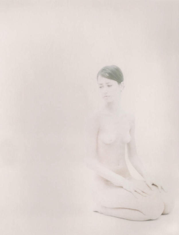 西方人,头发,一个人,跪,笑,摸,微笑,露齿笑,竖图,室内,白天,白色背景,正面,欧洲,欧洲人,仅一个年轻女性,仅一个女性,仅一个人,抚摸,注视,裸露,黄色,观察,看,手放前,转头,摄影,影棚,赤裸,观看,察看,关注,裸,特效,年轻女性,女人,女性,白种人,触摸,跪着,接触,彩图,全身,影棚拍摄,拍摄