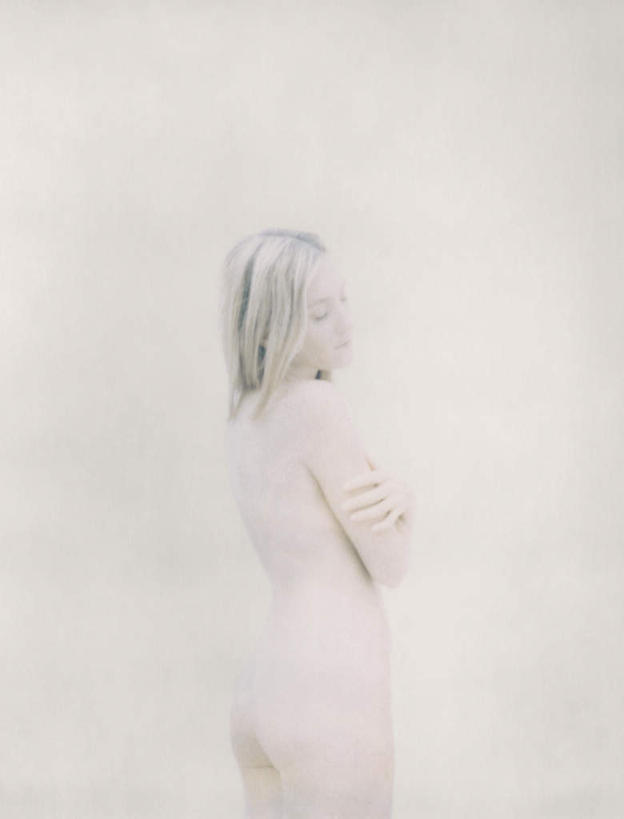 西方人,头发,一个人,站,闭眼,笑,双手交叉,微笑,竖图,室内,白天,白色背景,侧面,欧洲,欧洲人,仅一个年轻女性,仅一个女性,仅一个人,裸露,黄色,站着,遮,遮掩,摄影,影棚,赤裸,掩盖,双手抱胸,遮挡,裸,特效,遮盖,掩饰,年轻女性,女人,女性,白种人,闭眼睛,闭着眼,闭着眼睛,站立,半身,彩图,影棚拍摄,拍摄