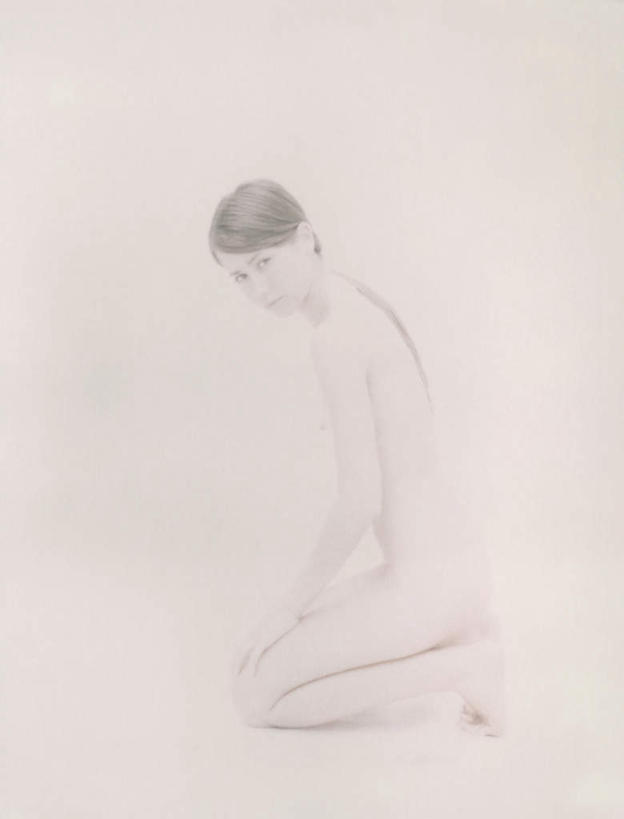 西方人,头发,一个人,跪,笑,摸,微笑,露齿笑,竖图,室内,白天,白色背景,侧面,欧洲,欧洲人,仅一个年轻女性,仅一个女性,仅一个人,抚摸,注视,裸露,黄色,观察,看,转头,遮,遮掩,摄影,影棚,赤裸,观看,察看,掩盖,遮挡,关注,裸,特效,遮盖,掩饰,年轻女性,女人,女性,白种人,触摸,跪着,接触,彩图,全身,影棚拍摄,拍摄