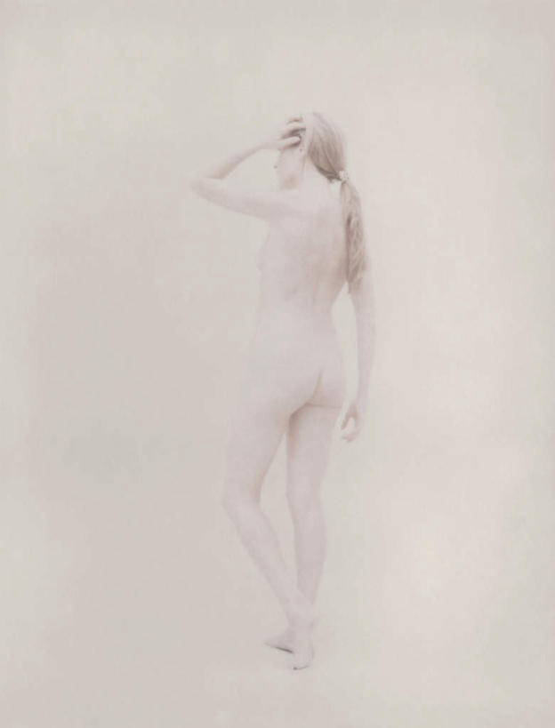 西方人,头发,一个人,站,举,笑,摸,微笑,露齿笑,竖图,室内,白天,白色背景,欧洲,欧洲人,仅一个年轻女性,仅一个女性,仅一个人,抚摸,注视,裸露,背面,黄色,观察,看,托,站着,摄影,影棚,赤裸,观看,察看,关注,裸,特效,年轻女性,女人,女性,白种人,触摸,接触,举起,举手,举着,向上举,向上伸,向上托,站立,彩图,全身,影棚拍摄,拍摄