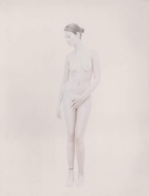 西方人,头发,一个人,站,笑,摸,微笑,露齿笑,竖图,室内,白天,白色背景,正面,欧洲,欧洲人,仅一个年轻女性,仅一个女性,仅一个人,抚摸,注视,裸露,黄色,观察,看,站着,遮,遮掩,摄影,影棚,赤裸,观看,察看,掩盖,遮挡,关注,裸,特效,遮盖,掩饰,年轻女性,女人,女性,白种人,触摸,接触,站立,彩图,全身,影棚拍摄,拍摄