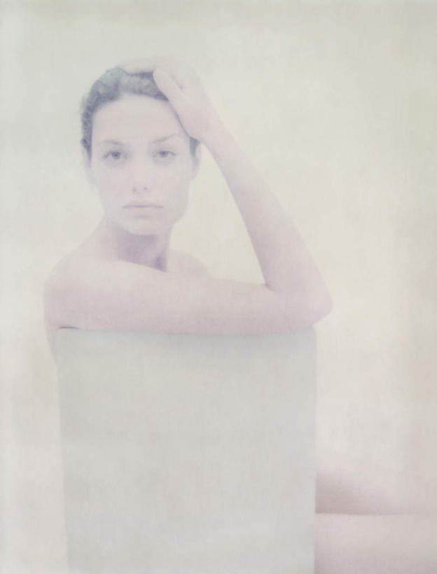 西方人,头发,一个人,坐,举,摸,竖图,室内,特写,白天,白色背景,侧面,椅子,欧洲,欧洲人,仅一个年轻女性,仅一个女性,仅一个人,一把,撑,抚摸,木椅,注视,裸露,黄色,观察,看,靠,靠着,托,倚靠,摄影,影棚,赤裸,观看,察看,撑着,倚着,关注,裸,特效,年轻女性,女人,女性,白种人,触摸,接触,举起,举手,举着,向上举,向上伸,向上托,坐着,半身,彩图,影棚拍摄,拍摄