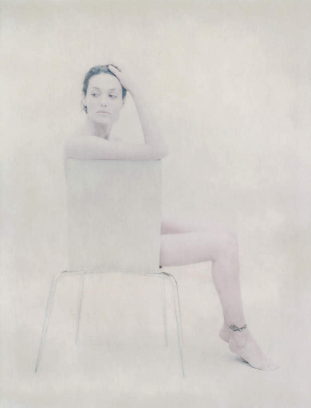 西方人,头发,一个人,坐,举,摸,竖图,室内,白天,白色背景,侧面,椅子,欧洲,欧洲人,仅一个年轻女性,仅一个女性,仅一个人,一把,撑,抚摸,木椅,注视,裸露,黄色,观察,看,靠,靠着,托,倚靠,摄影,影棚,赤裸,观看,察看,撑着,倚着,关注,裸,特效,年轻女性,女人,女性,白种人,触摸,接触,举起,举手,举着,向上举,向上伸,向上托,坐着,彩图,全身,影棚拍摄,拍摄