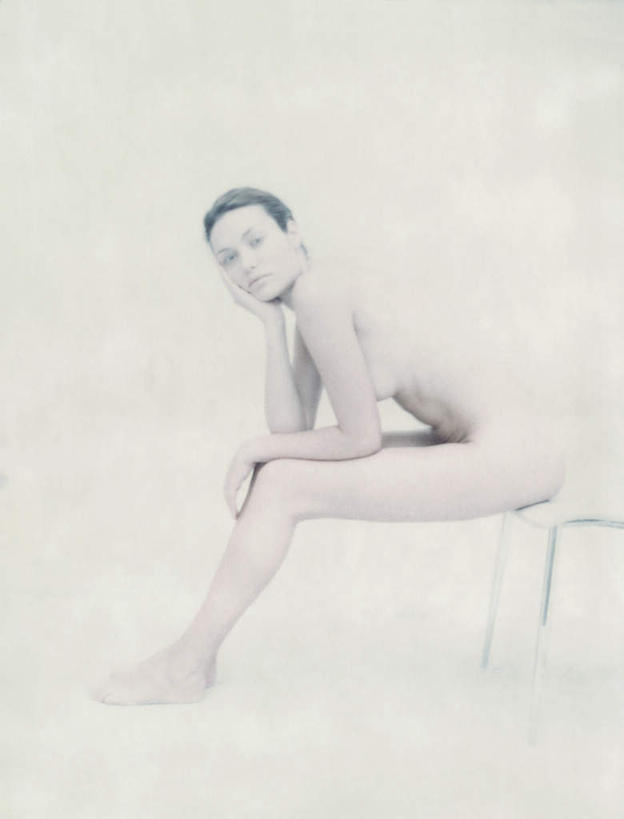 西方人,头发,一个人,坐,举,笑,摸,微笑,露齿笑,竖图,室内,白天,白色背景,侧面,椅子,欧洲,欧洲人,仅一个年轻女性,仅一个女性,仅一个人,一把,撑,抚摸,木椅,注视,裸露,黄色,观察,看,托,转头,遮,遮掩,摄影,影棚,赤裸,观看,察看,掩盖,撑着,遮挡,关注,裸,特效,遮盖,掩饰,年轻女性,女人,女性,白种人,触摸,接触,举起,举手,举着,向上举,向上伸,向上托,坐着,彩图,全身,影棚拍摄,拍摄