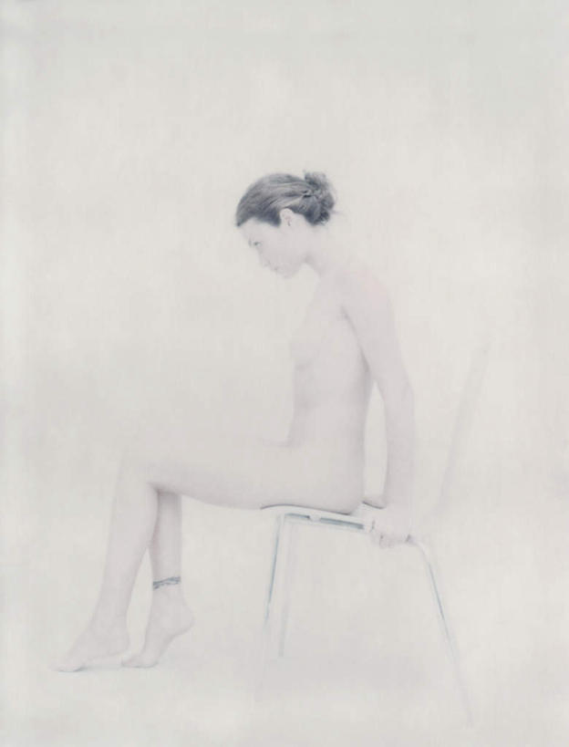 西方人,头发,一个人,坐,笑,摸,微笑,露齿笑,竖图,室内,白天,白色背景,侧面,椅子,欧洲,欧洲人,仅一个年轻女性,仅一个女性,仅一个人,一把,撑,抚摸,木椅,注视,裸露,黄色,观察,看,摄影,影棚,赤裸,观看,察看,撑着,关注,裸,特效,年轻女性,女人,女性,白种人,触摸,接触,坐着,彩图,全身,影棚拍摄,拍摄