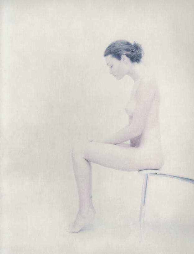 西方人,头发,一个人,坐,闭眼,笑,摸,微笑,露齿笑,竖图,室内,白天,白色背景,侧面,椅子,欧洲,欧洲人,仅一个年轻女性,仅一个女性,仅一个人,一把,撑,抚摸,木椅,裸露,黄色,低头,摄影,影棚,赤裸,撑着,裸,特效,年轻女性,女人,女性,白种人,闭眼睛,闭着眼,闭着眼睛,触摸,接触,坐着,彩图,全身,影棚拍摄,拍摄