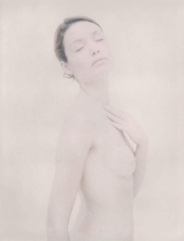 西方人,头发,一个人,站,举,闭眼,摸,竖图,室内,特写,白天,白色背景,侧面,欧洲,欧洲人,仅一个年轻女性,仅一个女性,仅一个人,抚摸,裸露,黄色,托,站着,摄影,影棚,赤裸,裸,特效,年轻女性,女人,女性,白种人,闭眼睛,闭着眼,闭着眼睛,触摸,接触,举起,举手,举着,向上举,向上伸,向上托,站立,半身,彩图,影棚拍摄,拍摄