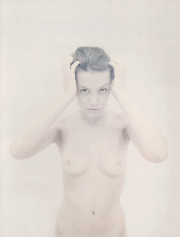 西方人,头发,一个人,站,举,摸,竖图,室内,特写,白天,白色背景,正面,欧洲,欧洲人,仅一个年轻女性,仅一个女性,仅一个人,抚摸,注视,裸露,黄色,观察,看,托,站着,摄影,影棚,赤裸,观看,察看,关注,裸,特效,年轻女性,女人,女性,白种人,触摸,接触,举起,举手,举着,向上举,向上伸,向上托,站立,半身,彩图,影棚拍摄,拍摄