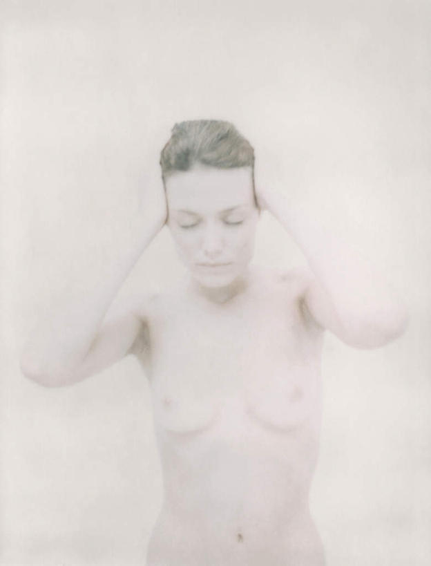 西方人,头发,一个人,站,举,闭眼,摸,竖图,室内,特写,白天,白色背景,正面,欧洲,欧洲人,仅一个年轻女性,仅一个女性,仅一个人,抚摸,裸露,黄色,托,站着,摄影,影棚,赤裸,双手抱头,裸,特效,年轻女性,女人,女性,白种人,闭眼睛,闭着眼,闭着眼睛,触摸,接触,举起,举手,举着,向上举,向上伸,向上托,站立,半身,彩图,影棚拍摄,拍摄