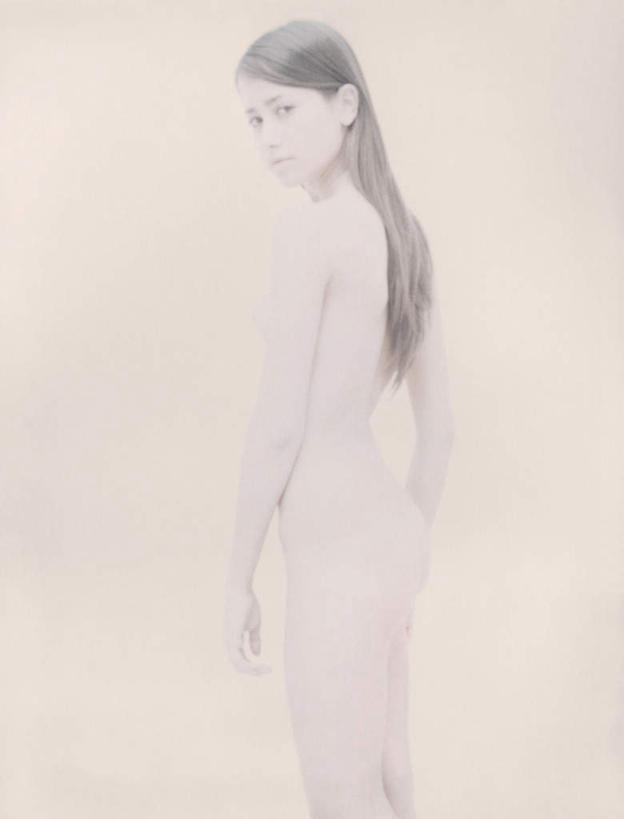 西方人,头发,一个人,站,笑,微笑,露齿笑,竖图,室内,特写,白天,白色背景,侧面,欧洲,欧洲人,仅一个年轻女性,仅一个女性,仅一个人,注视,裸露,黄色,观察,看,站着,转头,摄影,影棚,赤裸,观看,察看,关注,裸,特效,年轻女性,女人,女性,白种人,站立,半身,彩图,影棚拍摄,拍摄